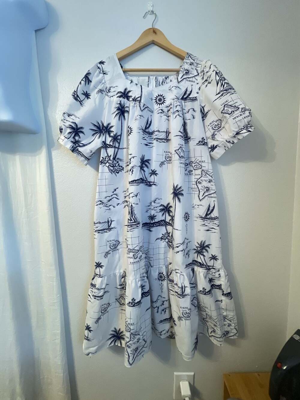 Royal Creations Hawaii Map Island Print MuMu Midi Dress
Oversized
Size L
Pockets